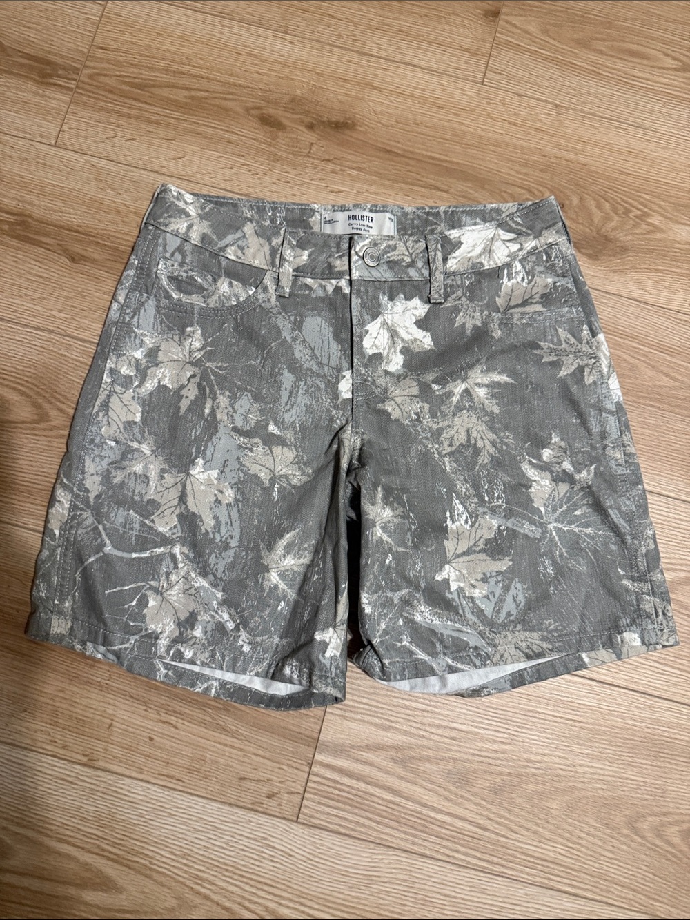 Hollister Women’s Camo Leaf-Print Curvy Low Rise Jorts